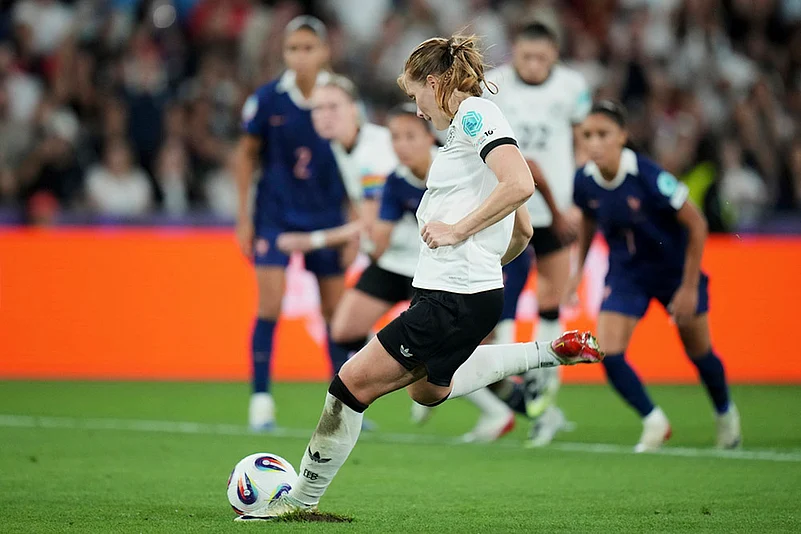 Womens Euro 2025 quarterfinals match France vs Germany: Sjoeke Nuesken