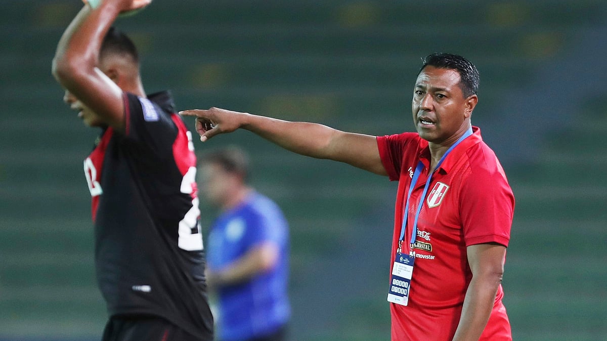 | Photo: AP/Fernando Vergara : Peru's head coach Nolberto Solano, right, gives instructions to Franco Medina, left, during a South America Olympic qualifying U23 soccer match at the Centenario stadium in Armenia, Colombia, Jan. 25, 2020.