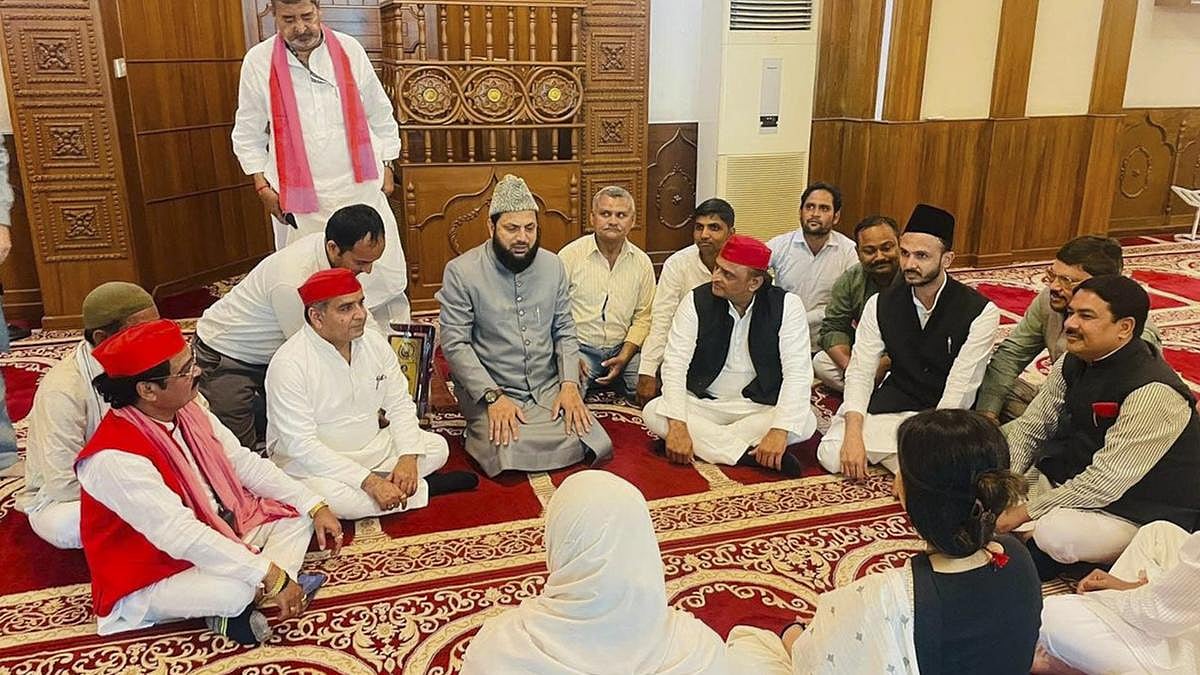Instagram; via @ziaurrehmanbarqmla : Samajwadi Party MPs Akhilesh Yadav, Zia Ur Rehman Barq, Dharmendra Yadav, and Maulana Mohibullah Nadvi seen during their visit to a mosque in New Delhi (22 July, 2025)