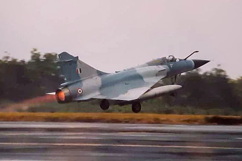 Mirage-2000s evacuation from Mauritius in 2004