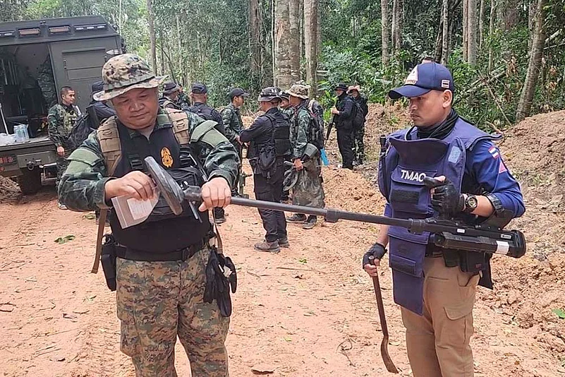 thailand-cambodia border conflict_Thai soldiers inspect a border area