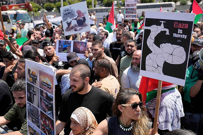 Lebanon Palestinians Clashes outside Egyptian embassy in Beirut: Stop the Starvation in Gaza 7
