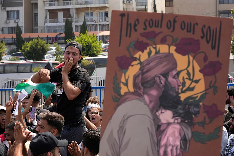 Lebanon Palestinians Clashes outside Egyptian embassy in Beirut: Stop the Starvation in Gaza 10