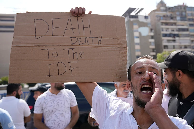 Lebanon Palestinians Clashes outside Egyptian embassy in Beirut: Stop the Starvation in Gaza 3