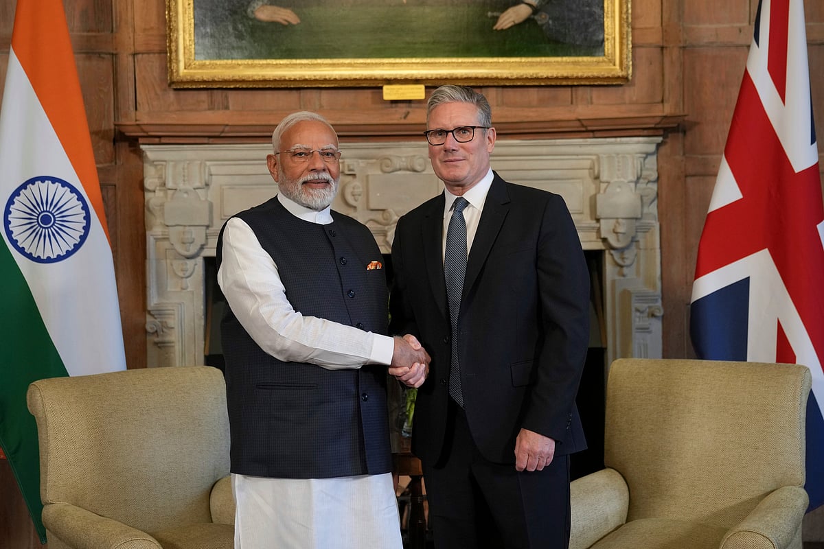 AP Photos/Kin Cheung : Britain's Prime Minister Keir Starmer welcomes Indian Prime Minister Narendra Modi at Chequers near Aylesbury, England, Thursday, July 24, 2025.