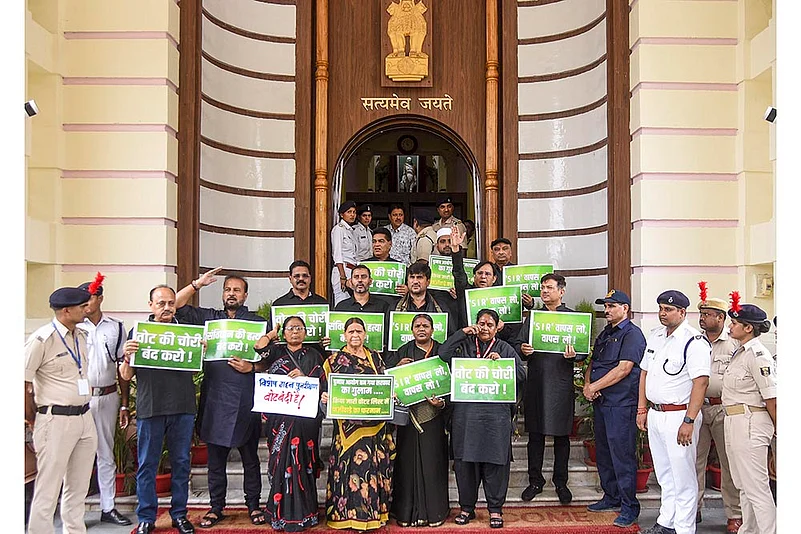 Opposition MLAs protest against SIR