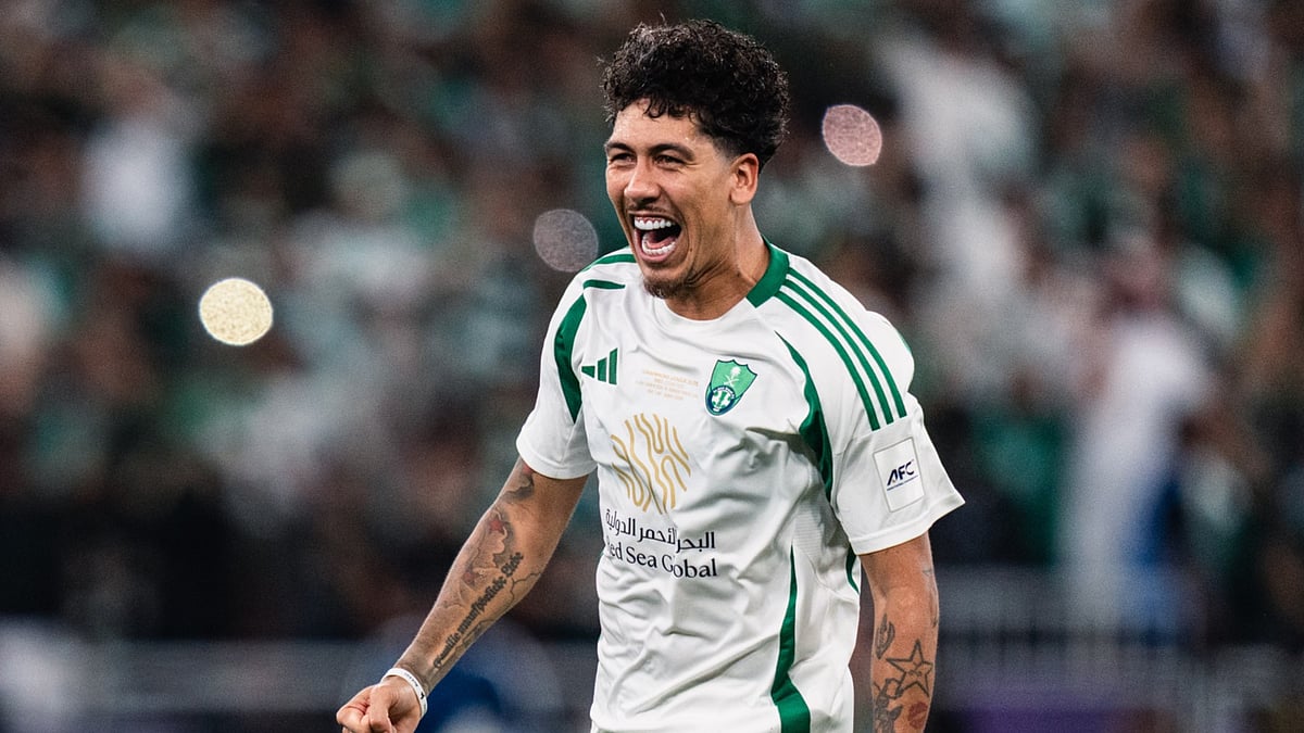 File : Roberto Firmino in action for Al-Ahli.