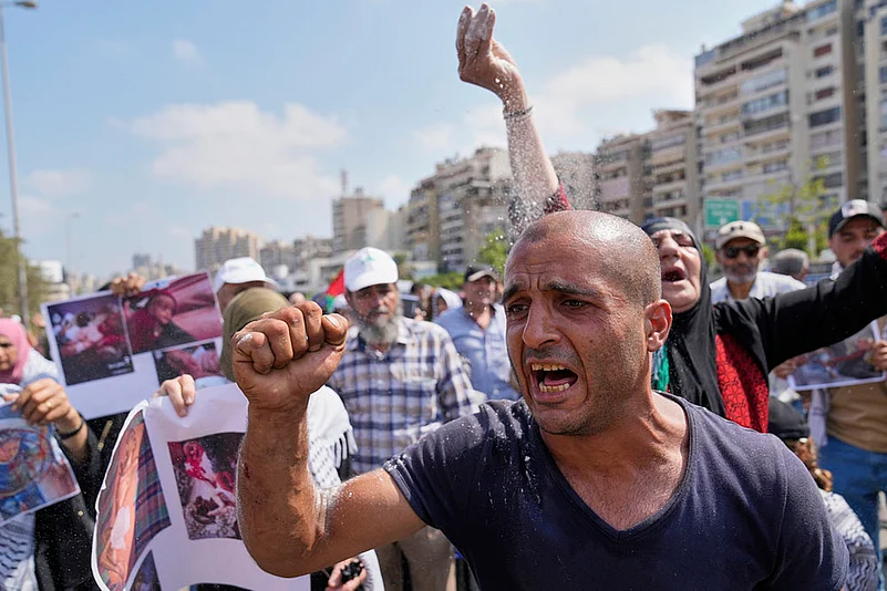 Lebanon Palestinians Clashes outside Egyptian embassy in Beirut: Stop the Starvation in Gaza 11