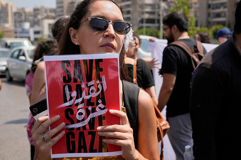 Lebanon Palestinians Clashes outside Egyptian embassy in Beirut: Stop the Starvation in Gaza 6