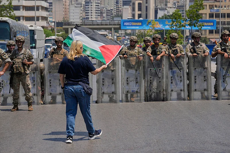 Lebanon Palestinians Clashes outside Egyptian embassy in Beirut: Stop the Starvation in Gaza_12