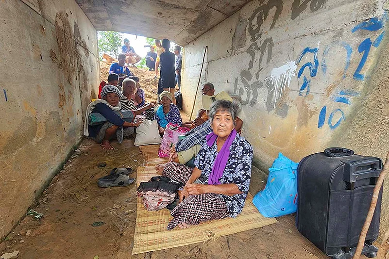 thailand-cambodia border conflict_Thai people take shelter in Surin province