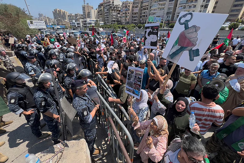 Lebanon Palestinians Clashes outside Egyptian embassy in Beirut: Stop the Starvation in Gaza 5