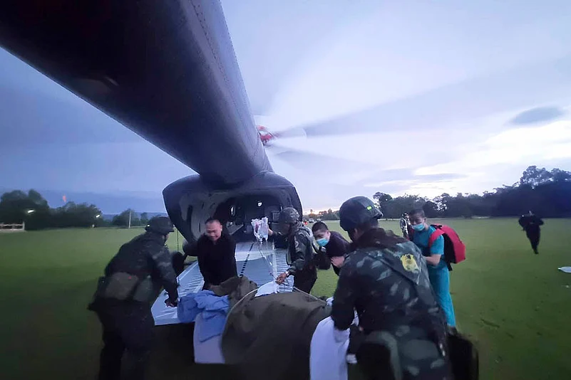 thailand-cambodia border conflict_injured Thai soldier airlifted