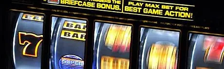 Slot machine reels with BAR and 7 symbols spinning