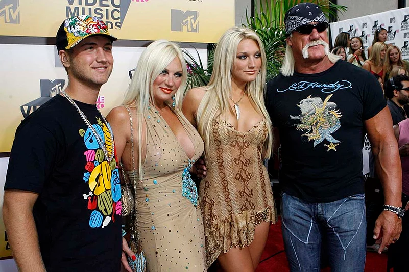 Hulk Hogan tribute - American professional Wrestling legend dies at 71_Nicholas, Linda, Brooke