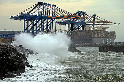 Rough sea at Vizhinjam
