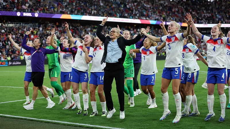 Sarina Wiegman leads Englands celebrations