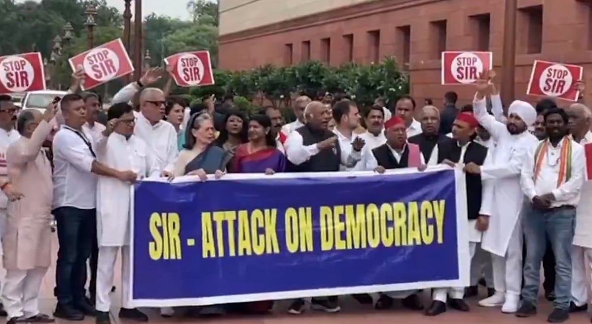 PTI : Opposition leaders protest against SIR in Bihar on Parliament premises