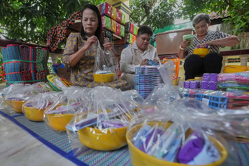 Thailand-Cambodia border conflict_packing goods for displaced thai people