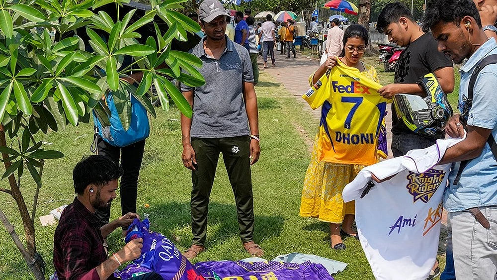 Photo: PTI/Swapan Mahapatra : IPL 2025: Fans buy team jerseys