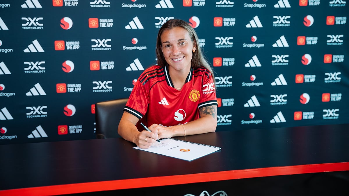 Julia Zigiotti signing the contract with Manchester United Women.