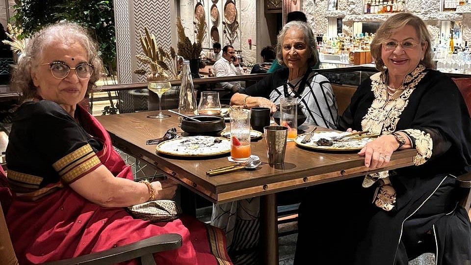Instagram/Asha Parekh : Asha Parekh, Waheeda Rehman, and Helen enjoy dinner outing in Mumbai