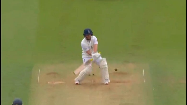 x/EnglandCricket : Screenshot of Ben Duckett playing the reverse hit
