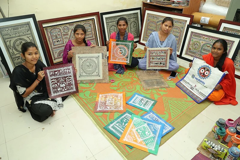 5 girls are showing their crafts
