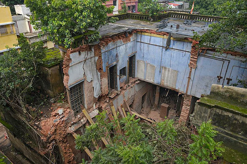 Old buildings portion collapses in Kolkata