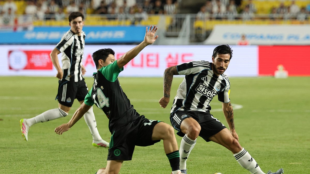 Hong Ji-won/Yonhap via AP : Newcastle United's Sandro Tonali, right, fights for the ball against Team K League's Lee Dong-gyeong during a friendly football match at the Suwon World Cup Stadium in Suwon, South Korea.