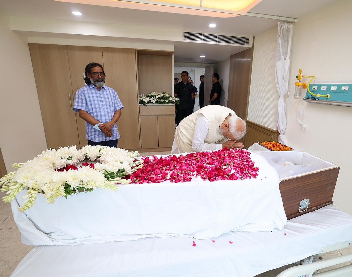 PM Modi pays tribute to late JMM chief Shibu Soren at hospital in New Delhi. - X/@narendramodi