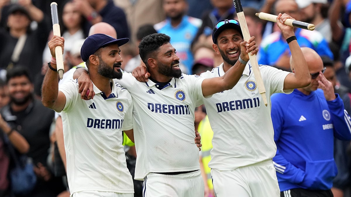 | Photo: AP/Kirsty Wigglesworth : India vs England 5th Test: India's Akash Deep, left, Mohammed Siraj, center, and Prasidh Krishna during celebrate their win against England on day five of the fifth cricket test match between England and India at The Kia Oval in London, Monday, Aug. 4, 2025.