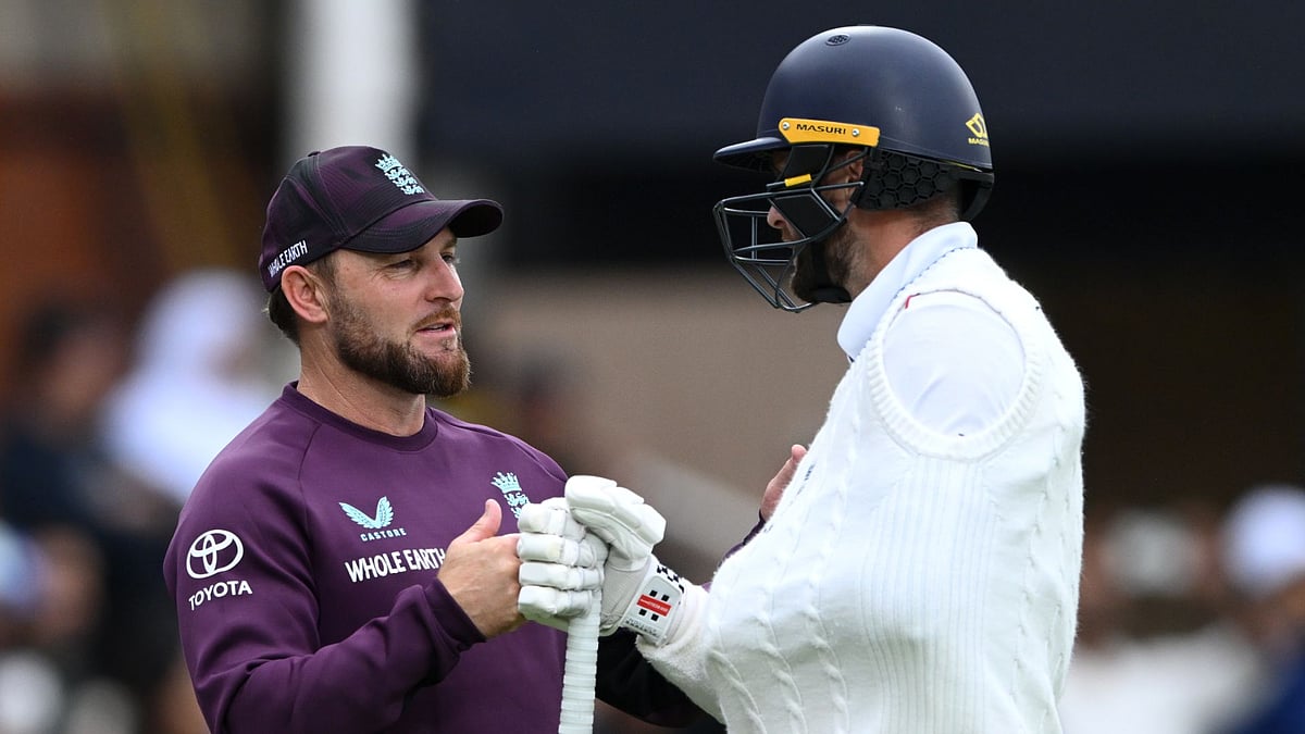 McCullum shakes hands with Chris Woakes