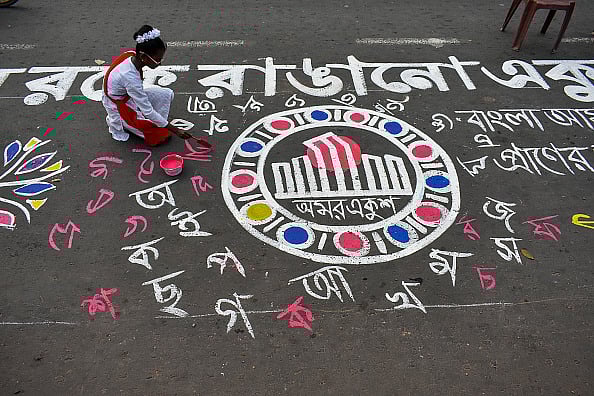  Debarchan Chatterjee/NurPhoto via Getty Images : A girl is drawing various Bengali alphabets on the street in preparation for the International Mother Language Day celebration in Kolkata, India, on February 20, 2024. 