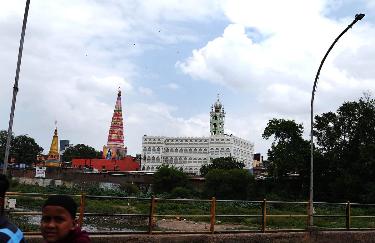 Dinesh Parab : In Malegaon, unity doesn’t shout, it hums quietly through power looms, shared walls, and borrowed sugar. Here, Hindu and Muslim families have lived as neighbours for generations.