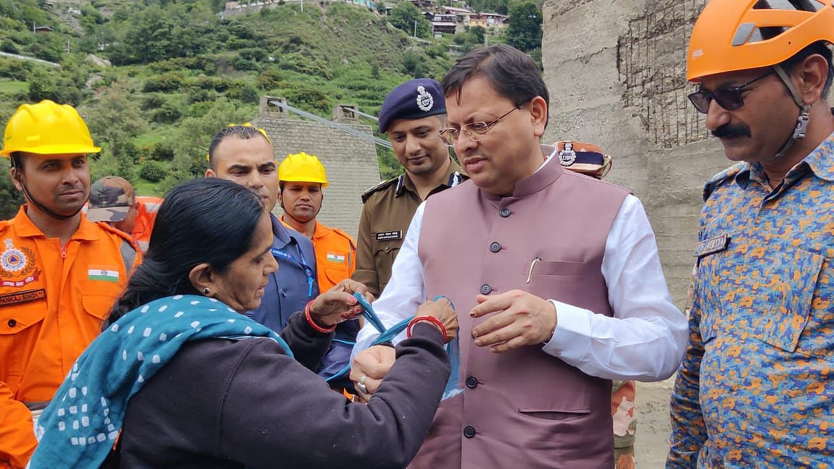 Mrs. Baroliya, overwhelmed with emotion, tore a piece from the edge of her saree and tied it as a Rakhi on the Chief Minister’s wrist.