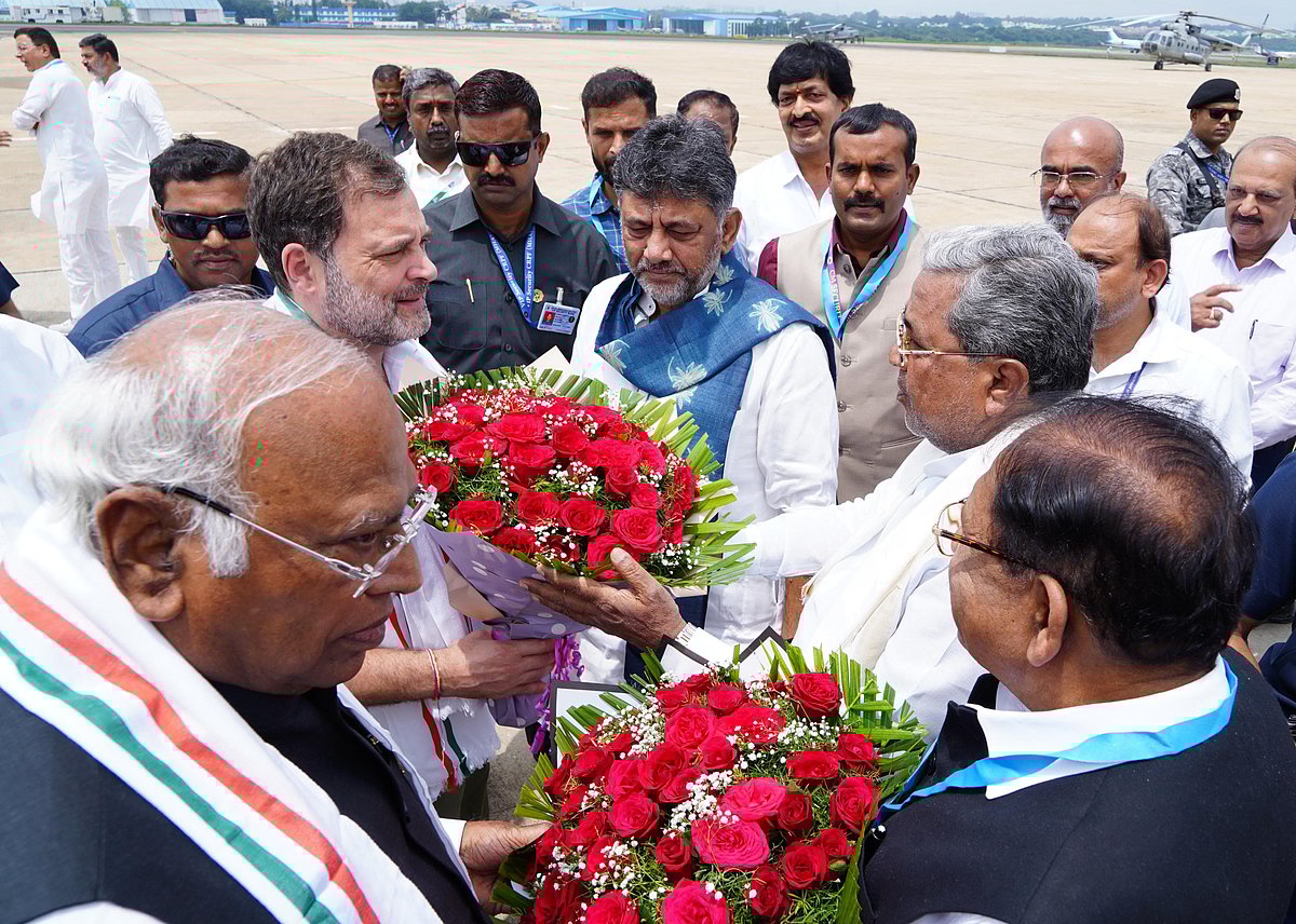 x : Congress President Mallikarjun Kharge and Lok Sabha Opposition Leader Rahul Gandhi reached Bengaluru. 
