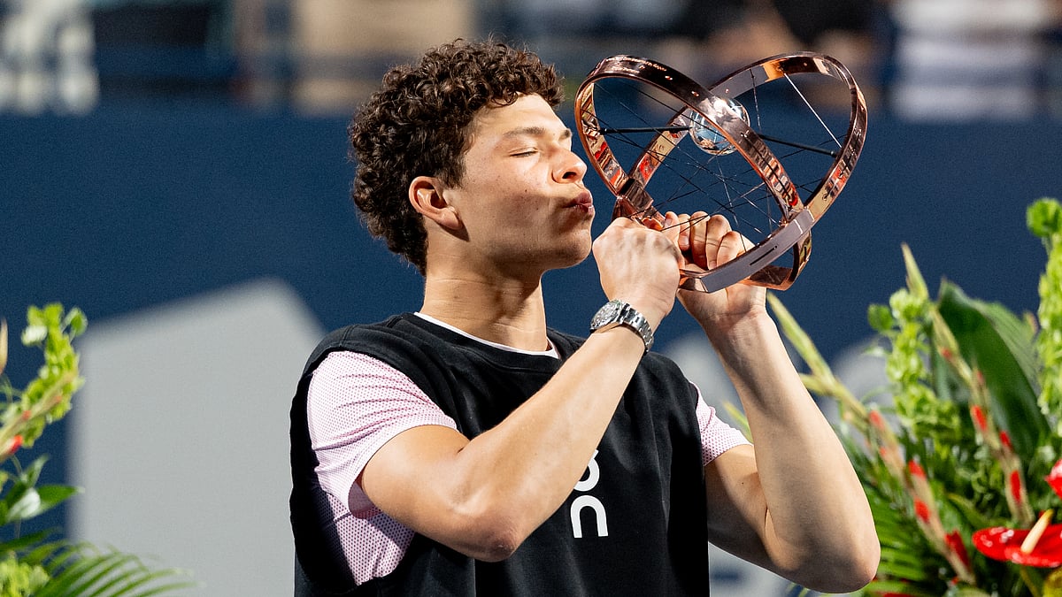 Ben Shelton kisses the Canadian Open trophy