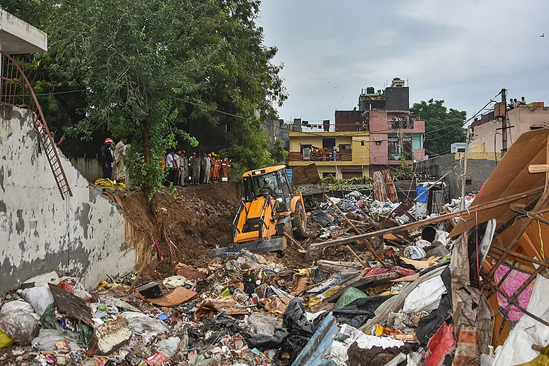 Eight killed as wall collapses in Delhis Jaitpur