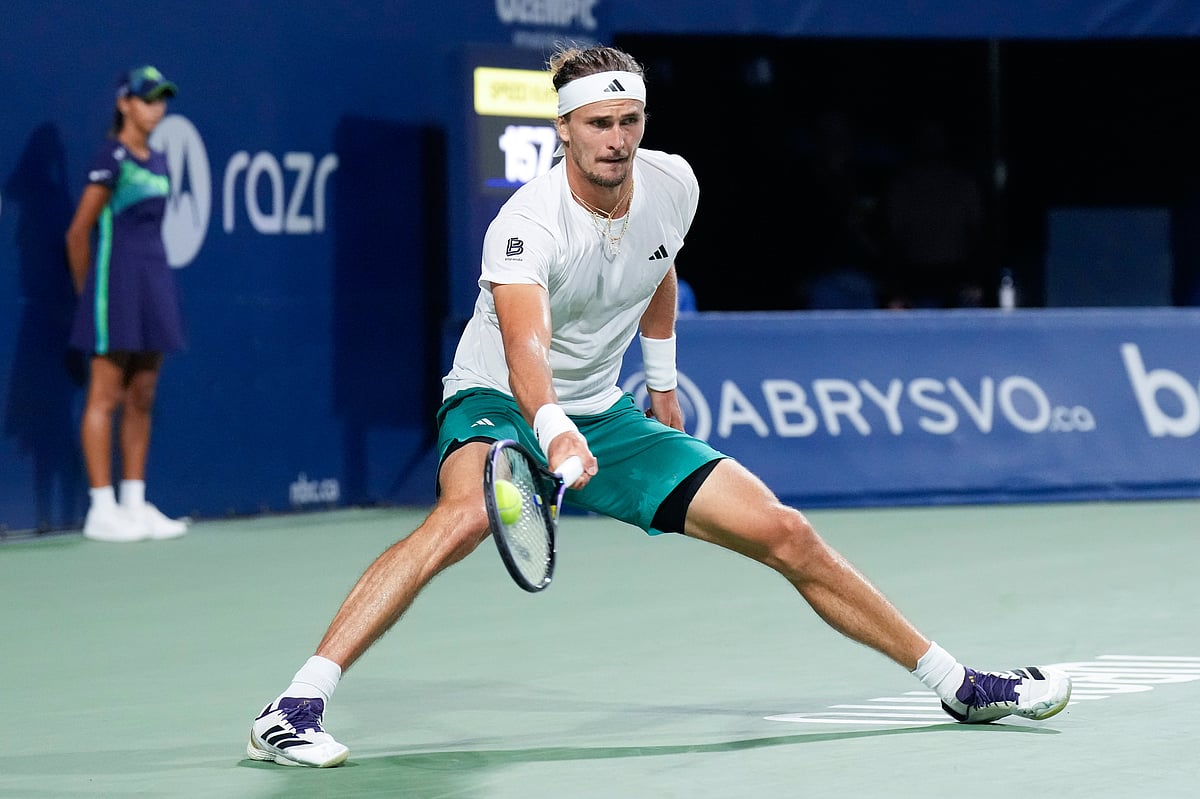 | Photo: AP/Chris Young : Germany's Alexander Zverev hits a return to Russia's Karen Khachanov during a semifinal tennis match at the National Bank Open in Toronto, Wednesday, Aug. 6, 2025. 