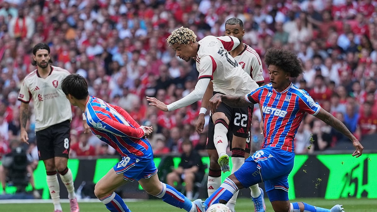 AP Photo/Dave Shopland : Liverpool's Hugo Ekitike scores during the FA Community Shield final football match between Liverpool and Crystal Palace at Wembley Stadium in London.