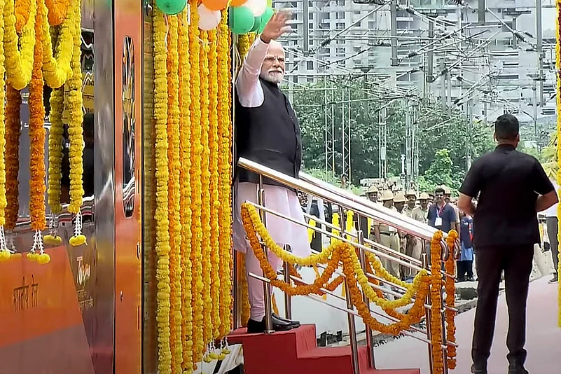 PM Modi flags off Vande Bharat Express train
