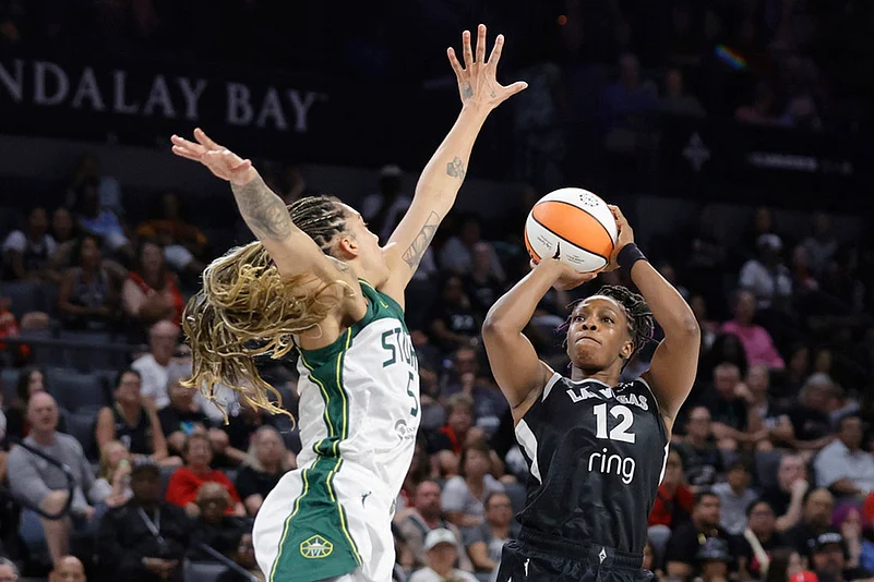 WNBA basketball 2025 Las Vegas Aces vs Connecticut Sun game photos: Chelsea Gray
