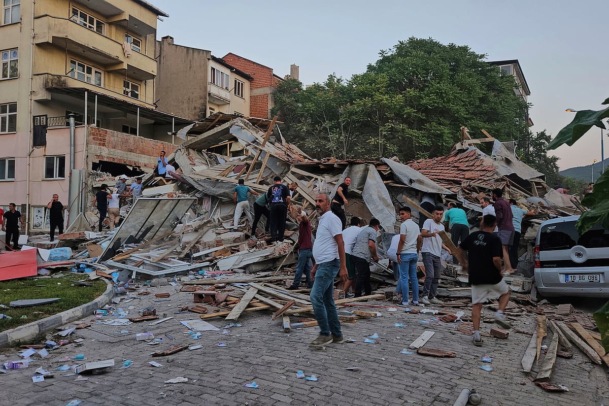 Bahadir Demirceviren/AP : People remove the wreckage of a collapsed building following an earthquake in Sindirgi, northwest Turkey, Sunday, Aug. 10, 2025. 