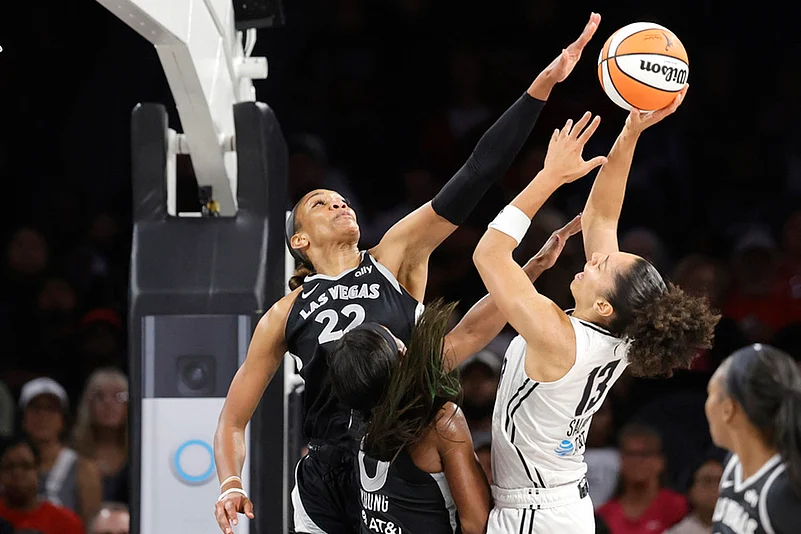 WNBA basketball 2025 Las Vegas Aces vs Connecticut Sun game photos: Janelle Salaun