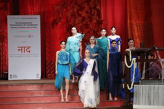 On National Handloom Day, Vaishali Shadangule Showcases ‘Handloom Couture’ For Ministry Of Textiles With “Naad”