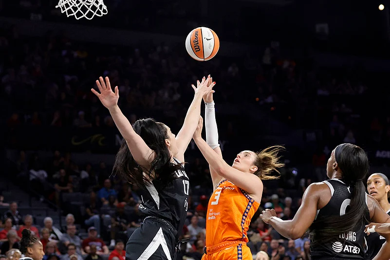 WNBA basketball 2025 Las Vegas Aces vs Connecticut Sun game photos: Marina Mabrey