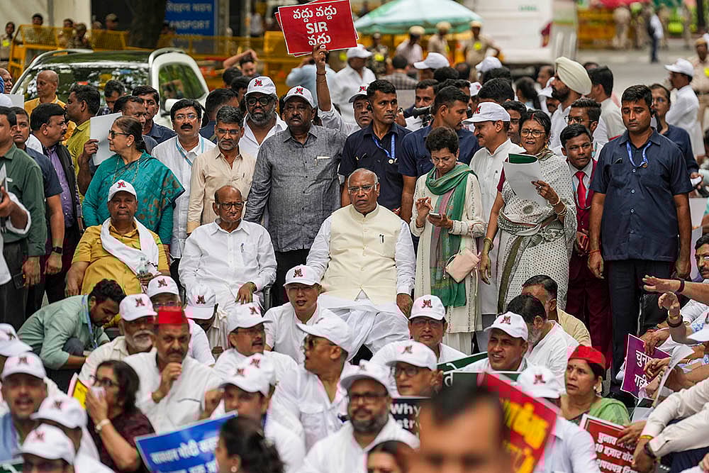 | Photo: PTI/Karma Bhutia : INDIA bloc's protest march to EC