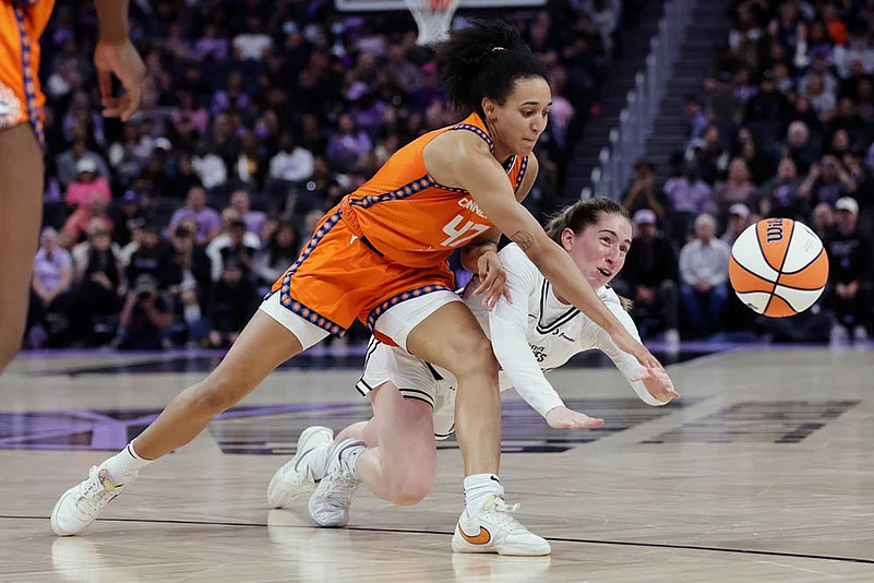 WNBA basketball game Golden State Valkyries vs Connecticut Sun in San Francisco_Kate Martin