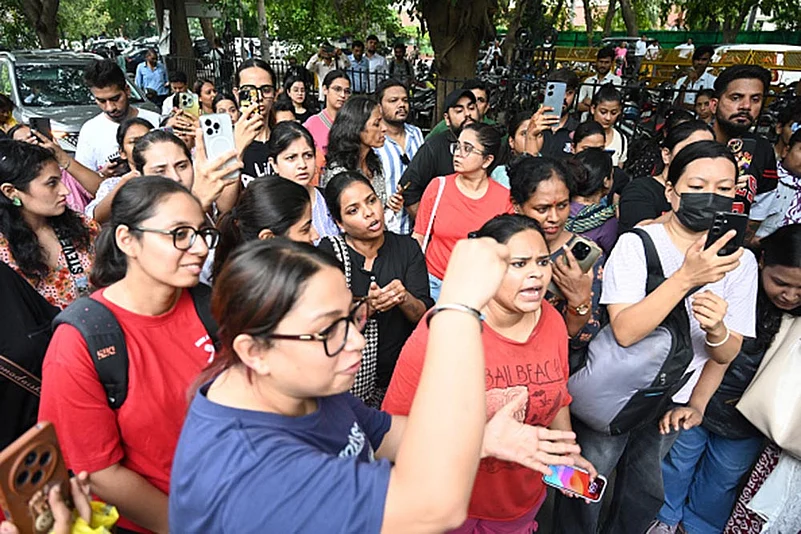 Stray dog menace in Delhi-NCR_Dog lovers protest outside the Supreme Court